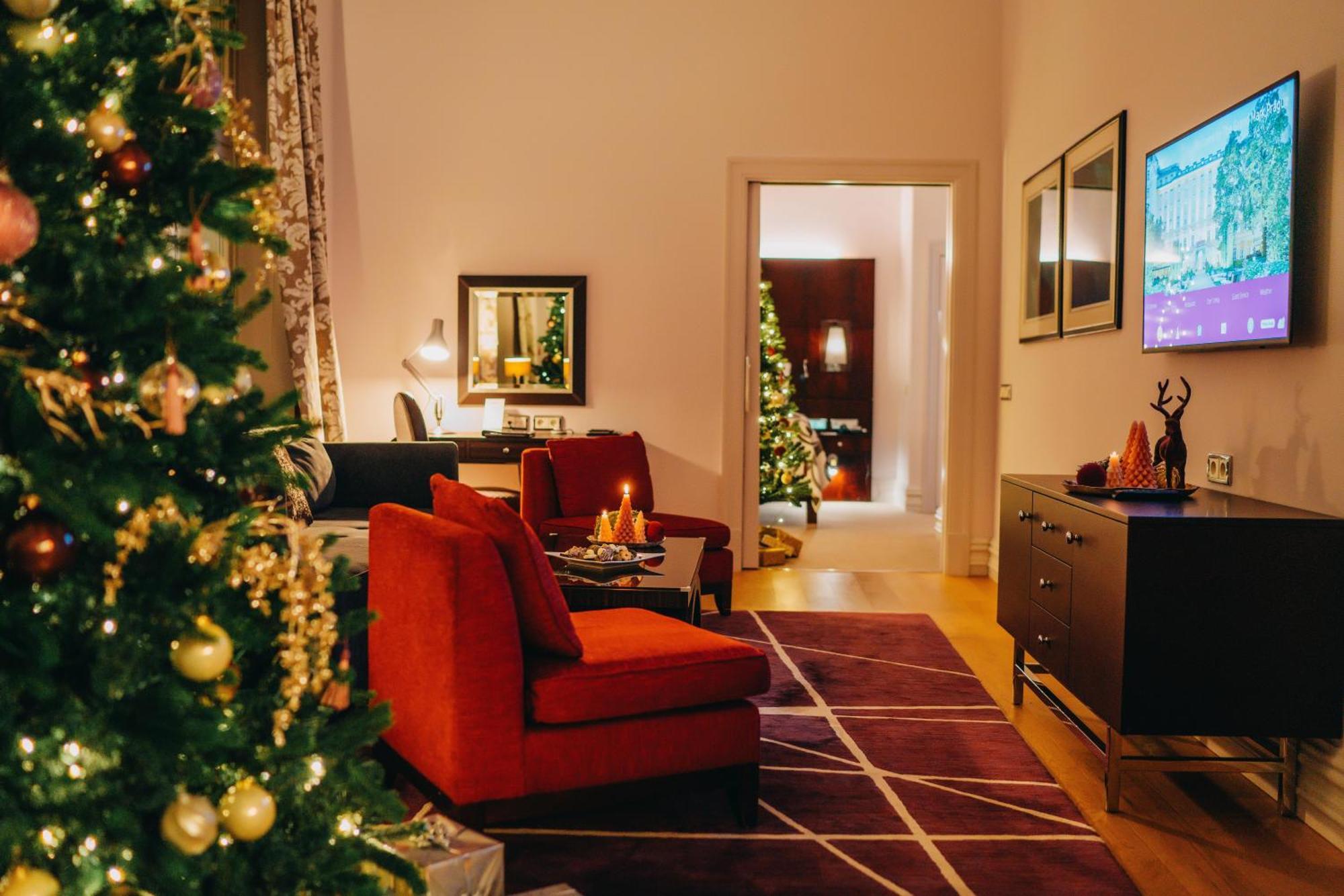 The Grand Mark Prague - The Leading Hotels Of The World Phòng bức ảnh A Christmas tree in a living room
